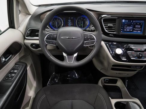 Used 2023 Chrysler Voyager LX image 22