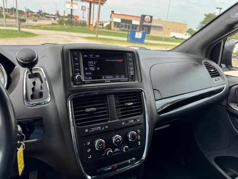Used 2019 Dodge Grand Caravan SE FWD image 14