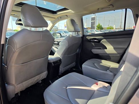 Used 2022 Toyota Highlander XLE AWD/4WD image 12