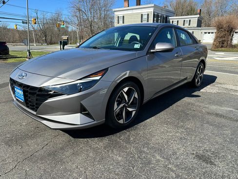 Used 2023 Hyundai Elantra SEL w/ Convenience Package image 3