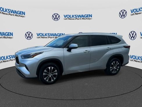 Used 2025 Toyota Highlander XLE FWD image 4