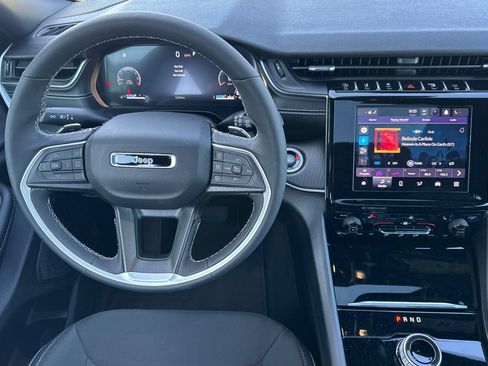 Used 2025 Jeep Grand Cherokee Laredo X w/ Luxury Tech Group I RWD image 16