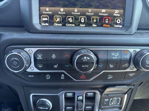 Used 2018 Jeep Wrangler Unlimited Sahara AWD/4WD image 13