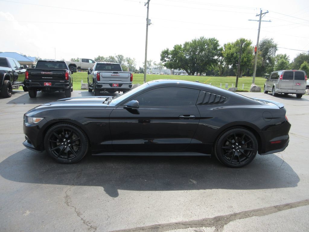 Used 2017 Ford Mustang GT Premium w/ Black Accent Package RWD image 9
