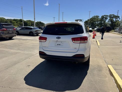 Used 2017 Kia Sorento LX w/ LX Convenience Package image 16