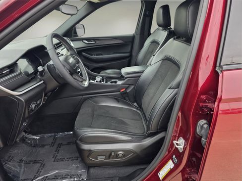 Used 2024 Jeep Grand Cherokee Altitude image 24