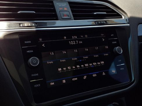Used 2023 Volkswagen Tiguan SE w/ Panoramic Sunroof Package FWD image 9
