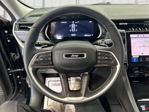 Used 2023 Jeep Grand Cherokee Limited image 16