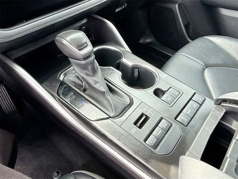 Used 2022 Toyota Highlander XLE image 17