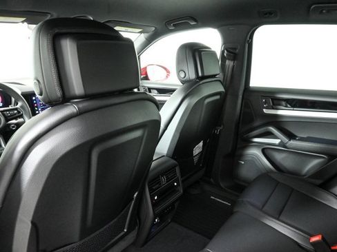 Used 2025 Porsche Cayenne image 25
