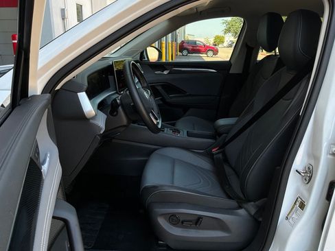 Used 2026 Volkswagen Tiguan SE FWD image 10
