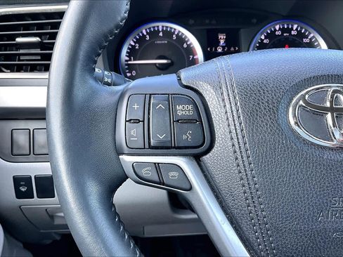 Used 2016 Toyota Highlander XLE AWD/4WD image 24
