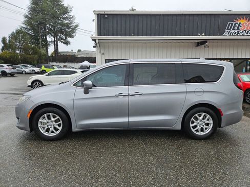 Used 2020 Chrysler Pacifica Touring image 12