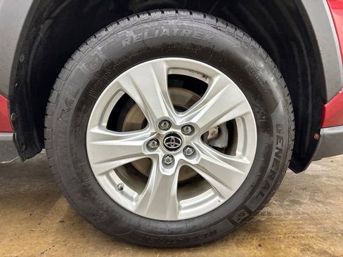 Used 2019 Toyota RAV4 LE w/ Carpet Mat Package image 33