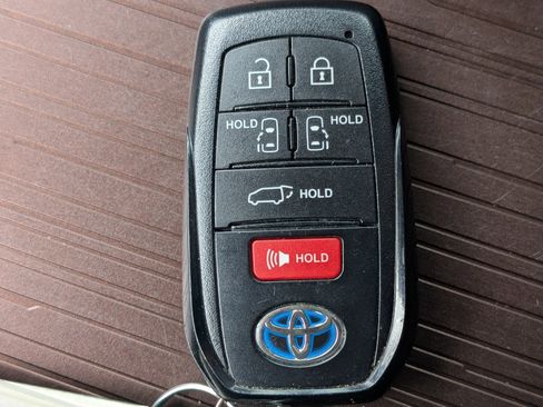 Used 2022 Toyota Sienna XLE FWD image 40