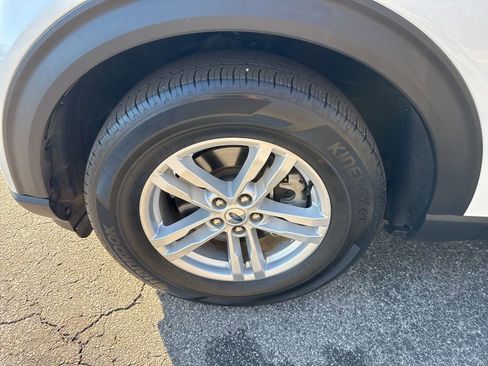 Used 2024 Ford Explorer XLT w/ Equipment Group 202A image 9