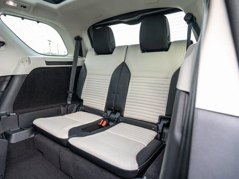 New 2025 Land Rover Discovery S image 23