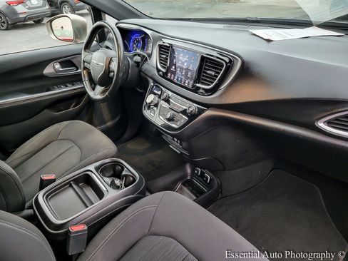 Used 2018 Chrysler Pacifica Touring Plus image 32