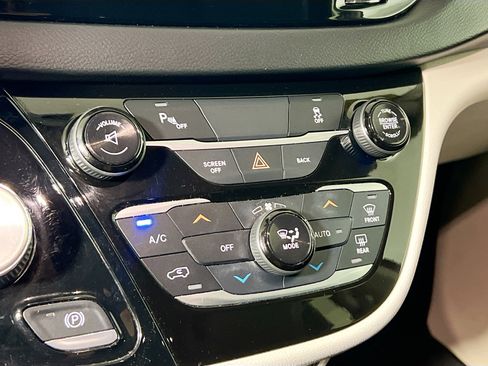 Used 2017 Chrysler Pacifica Touring-L FWD image 27
