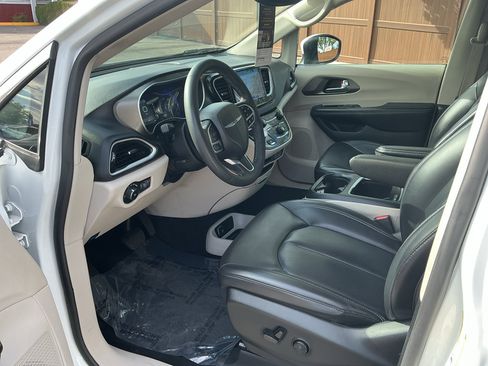 Used 2023 Chrysler Pacifica Touring-L FWD image 10