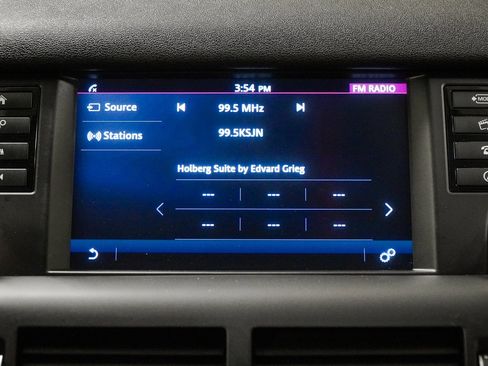 Used 2016 Land Rover Discovery Sport HSE image 32