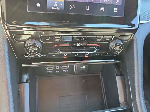 Used 2025 Jeep Grand Cherokee Laredo w/ Luxury Tech Group I AWD/4WD image 18