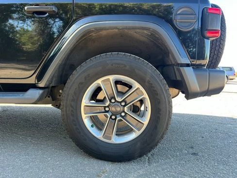 Used 2018 Jeep Wrangler Unlimited Sahara AWD/4WD image 15