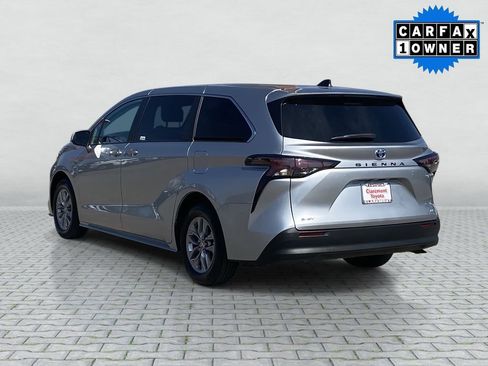 Certified 2025 Toyota Sienna LE image 4