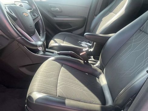 Used 2020 Chevrolet Trax LT w/ LT Convenience Package FWD image 14