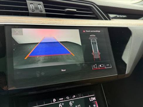 Used 2022 Audi e-tron Premium AWD/4WD image 32