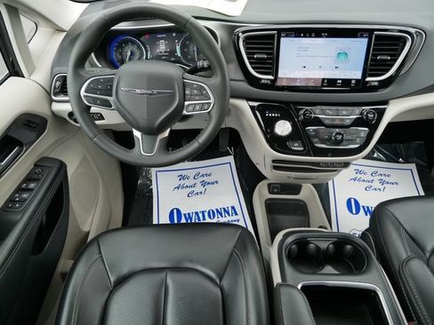 Used 2023 Chrysler Pacifica Touring-L FWD image 9