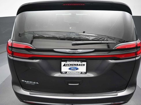 Used 2023 Chrysler Pacifica Touring-L FWD image 14