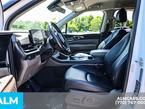 Used 2025 Kia Carnival FWD image 18