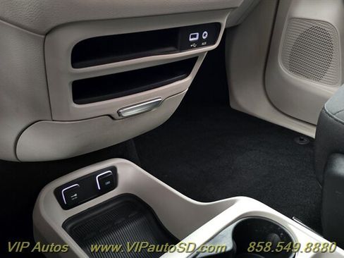 Used 2017 Chrysler Pacifica Touring FWD image 24