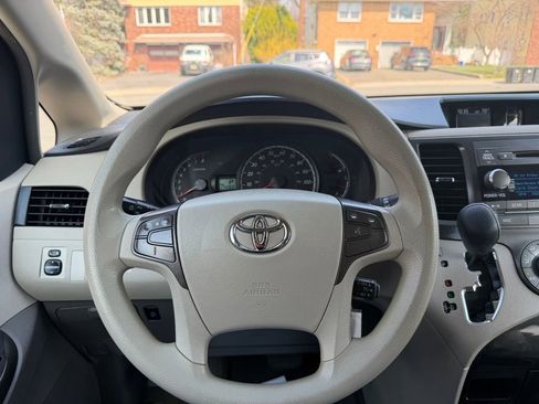 Used 2012 Toyota Sienna LE image 14