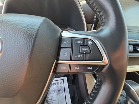 Used 2021 Toyota Highlander XLE AWD/4WD image 19