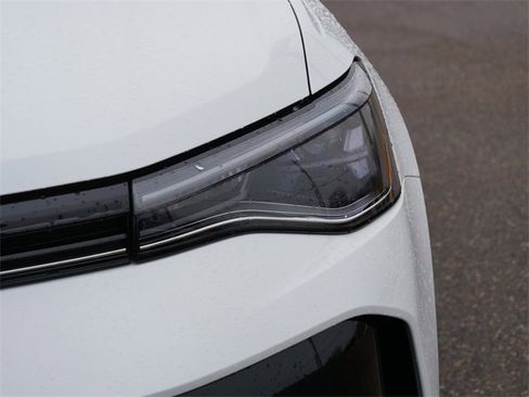 Certified 2025 Volkswagen Taos SE image 10