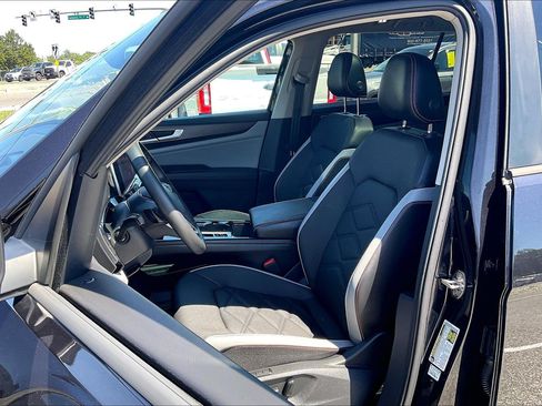 Used 2024 Volkswagen Atlas Peak Edition SEL AWD/4WD image 24