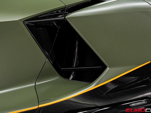 Used 2025 Lamborghini Revuelto AWD/4WD image 18