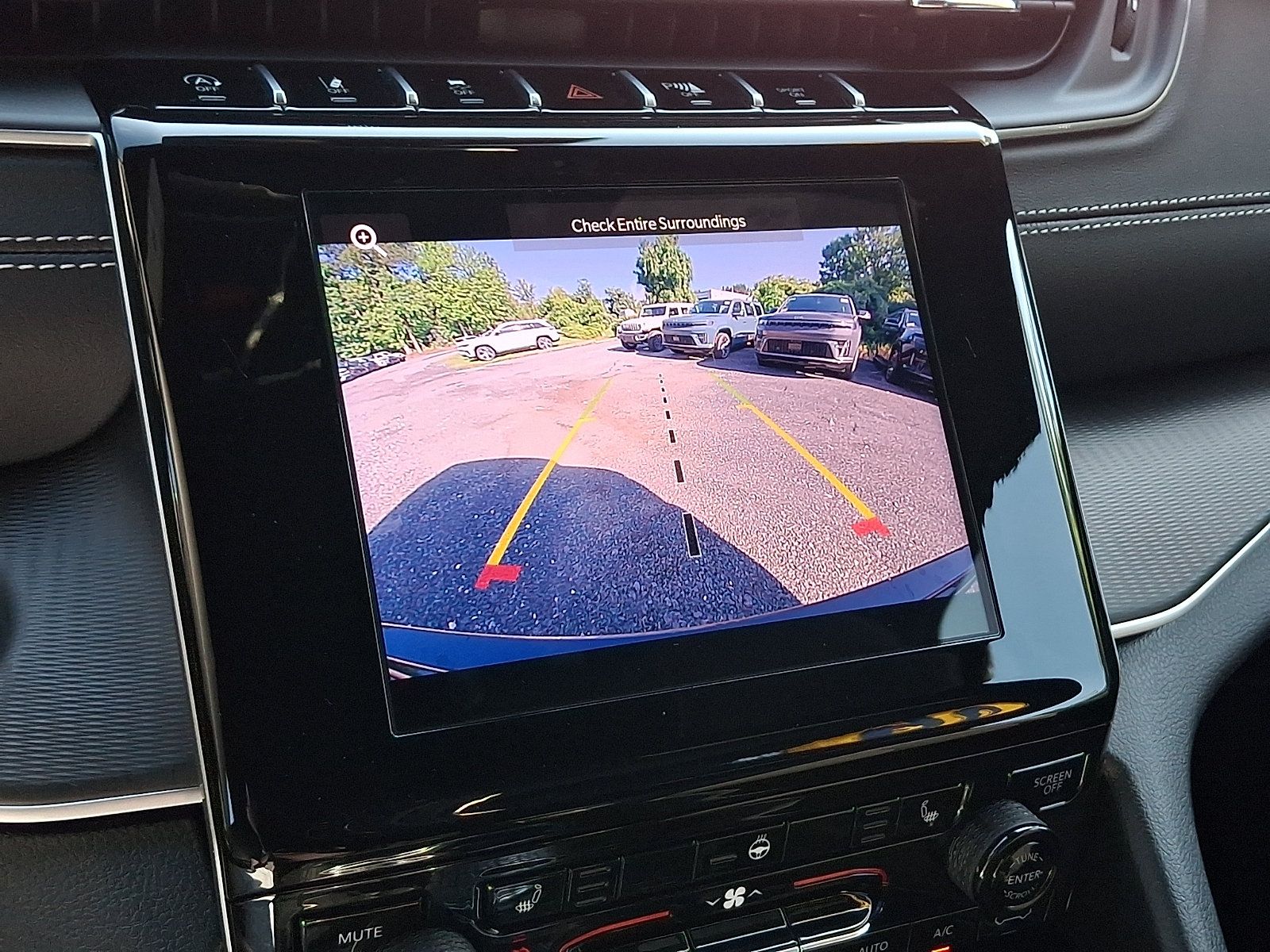 Certified 2025 Jeep Grand Cherokee Laredo w/ Luxury Tech Group I AWD/4WD image 17