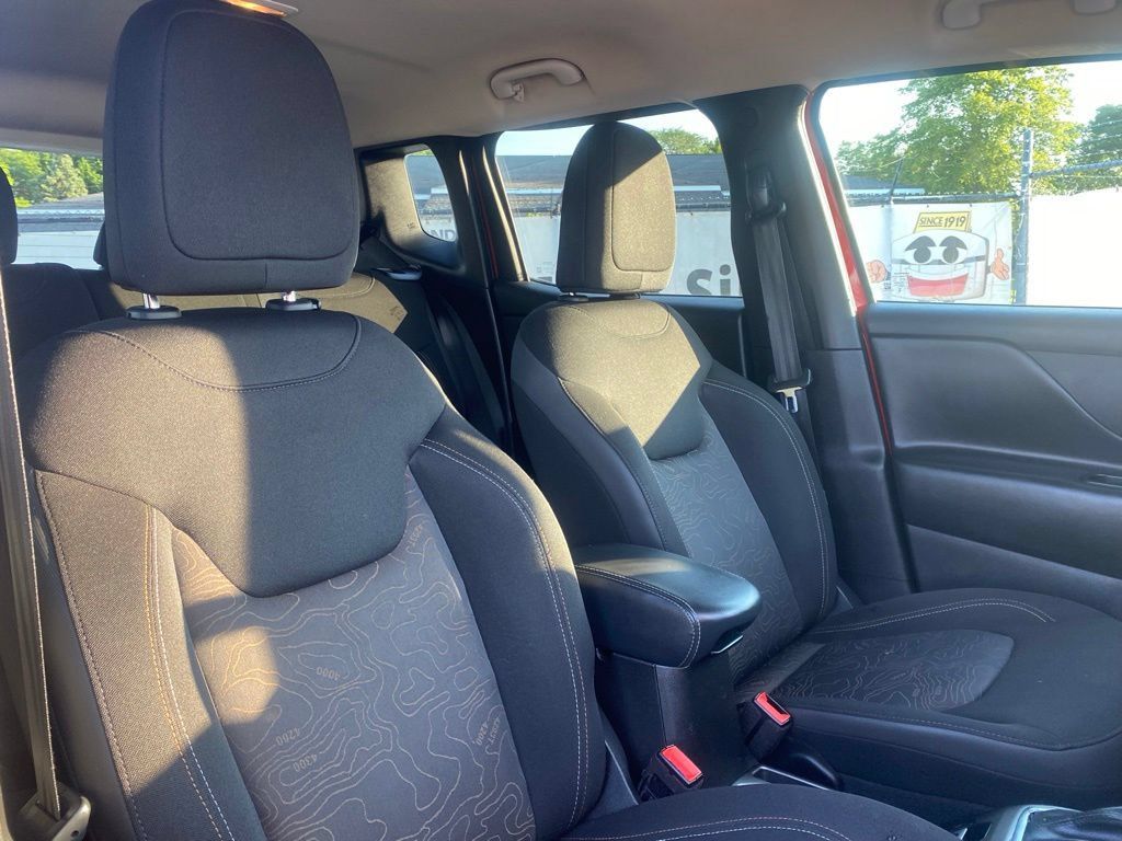Used 2023 Jeep Renegade Latitude AWD/4WD image 16