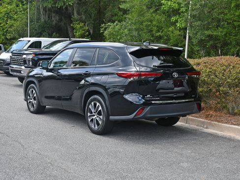 Used 2023 Toyota Highlander XLE FWD image 3