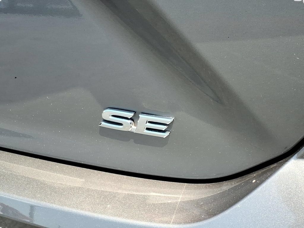 Used 2025 Toyota Camry SE FWD image 9