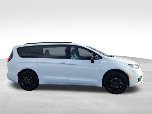 New 2026 Chrysler Pacifica Select w/ S Appearance Package image 4