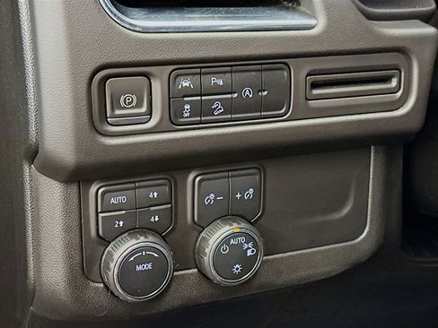 Used 2023 Chevrolet Suburban Premier image 17