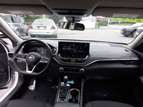 Used 2024 Nissan Altima 2.5 SV w/ SV Premium Package AWD/4WD image 17