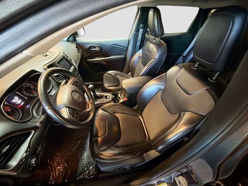 Used 2019 Jeep Cherokee Latitude Plus w/ Cold Weather Group image 13