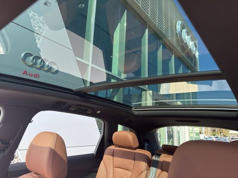 Used 2025 Audi Q7 Premium w/ Convenience Package image 30