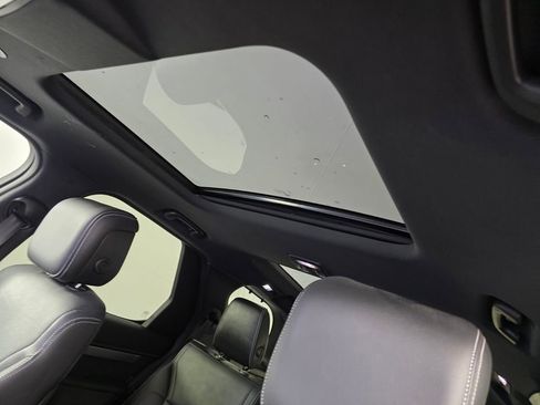 Used 2023 Land Rover Discovery S R-Dynamic image 12