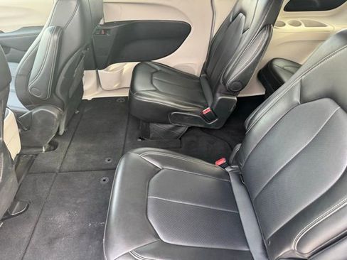 Used 2024 Chrysler Pacifica Touring-L image 6